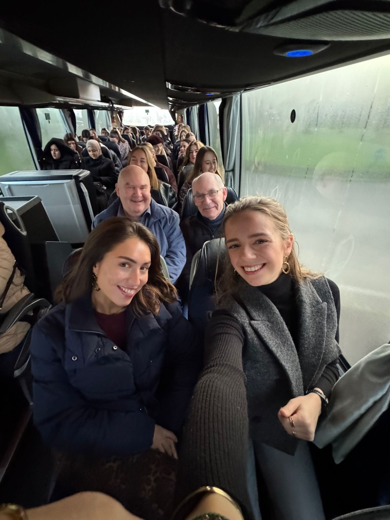 Jongeren en senioren in de bus op weg naar de citytrip